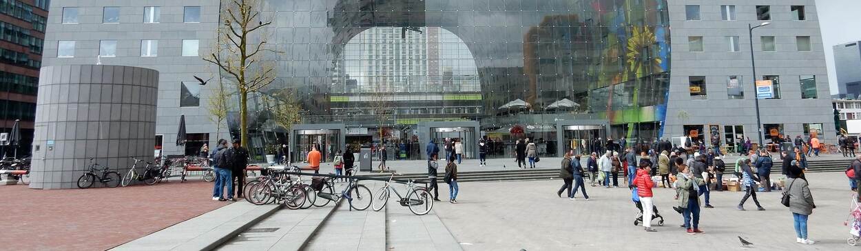 Mensen bij de markthal in Rotterdam