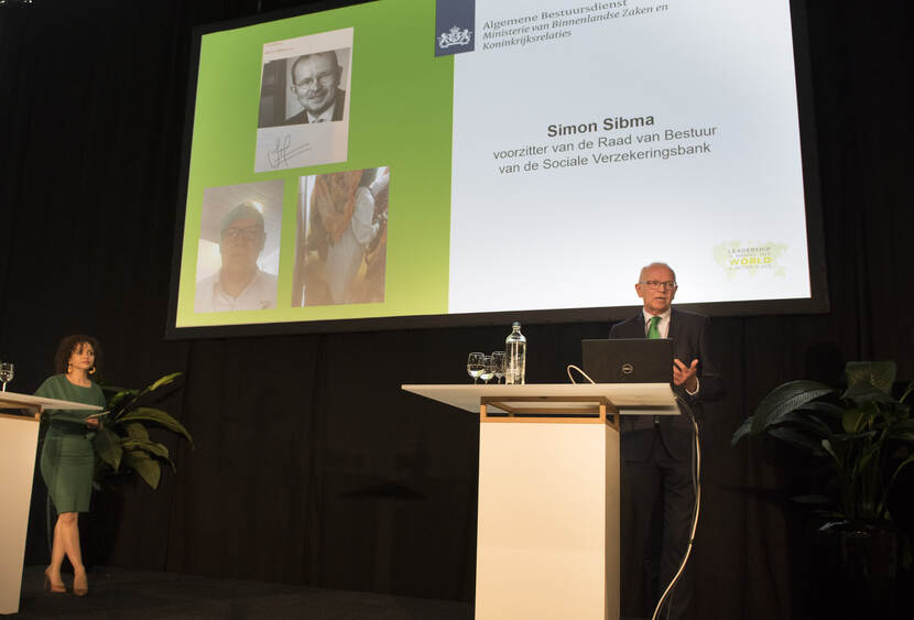 Bouchra Talidi en Simon Sibma begeleiden samen als dagvoorzitters het ABD-symposium 2019