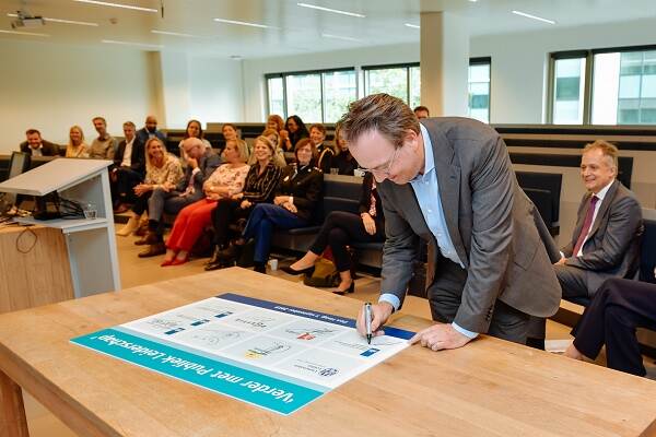 Bram de Klerck tekent intentieverklaring Verder met Publiek Leiderschap