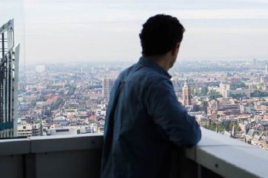 Man kijkt vanaf een hoog gebouw uit over Den Haag