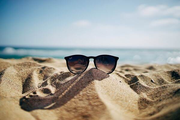 Strand met zonnebril
