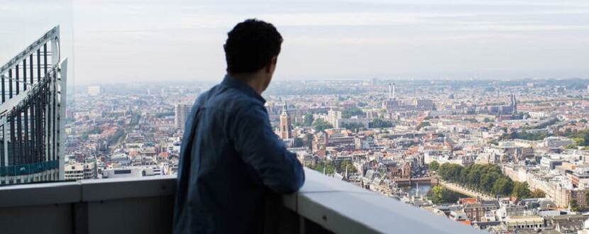 Man kijkt uit over de stad Den haag