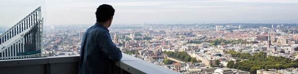 Man kijkt vanaf een hoog gebouw over de stad