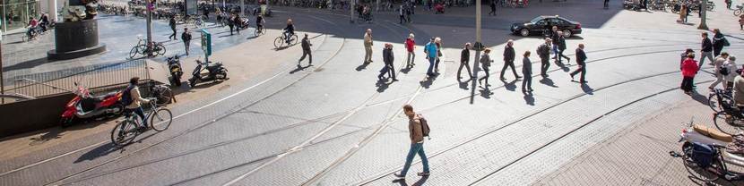 Mensen op straat op een kruispunt