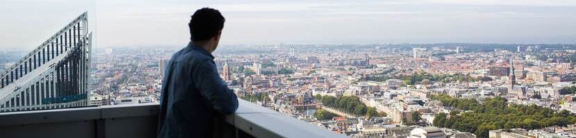 Man kijkt vanaf hoog punt uit over de stad