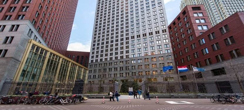 Entree van het gebouw van het ministerie van BZK