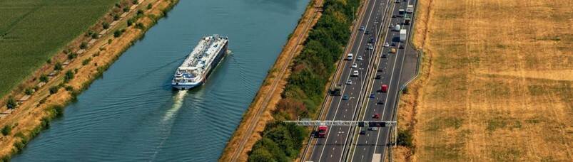 Schip op het water met een snelweg ernaast