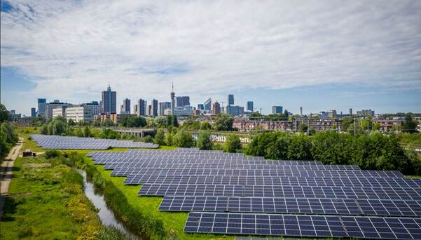 Veld met zonnepanelen