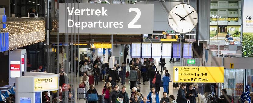 Mensen in de vertrekhal op Schiphol