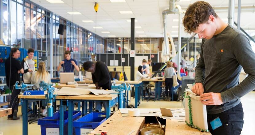 Leerlingen bezig met praktijkonderwijs