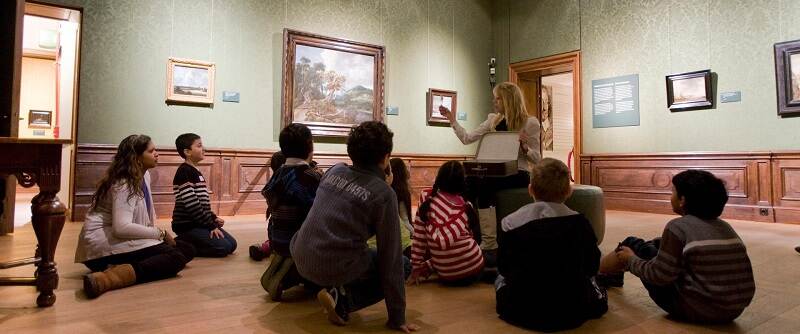 Schoolkinderen uit het basisonderwijs in het Mauritshuis
