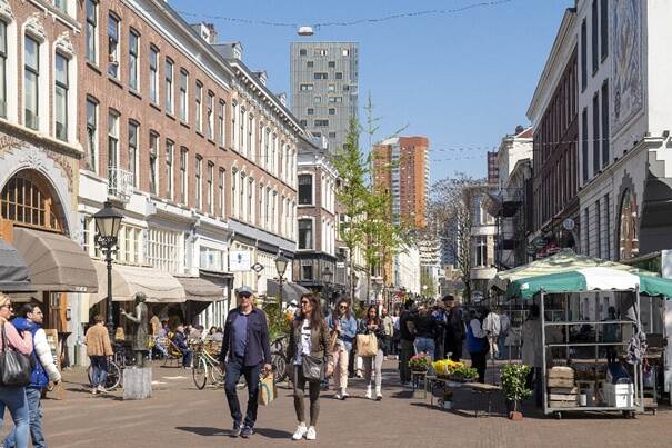 Mensen op straat in een stad