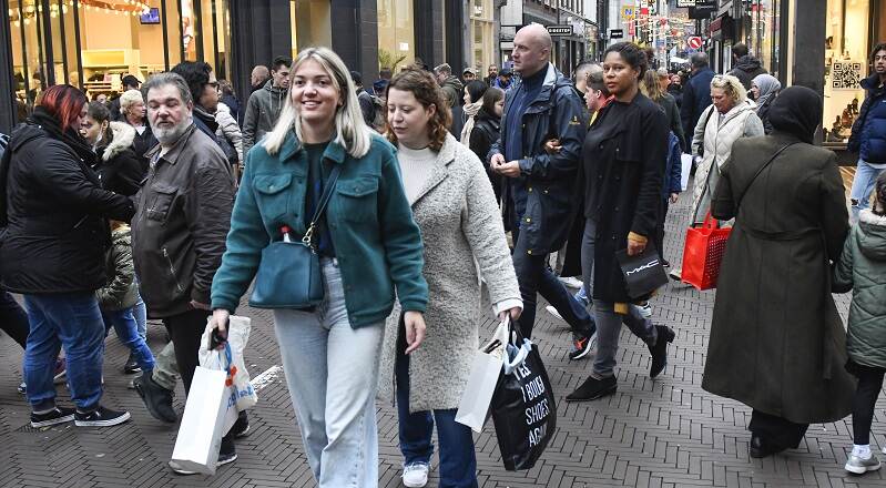 Mensen in een winkelstraat