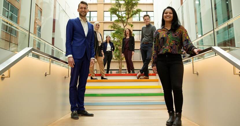 Mensen op een trap met regenboogkleuren